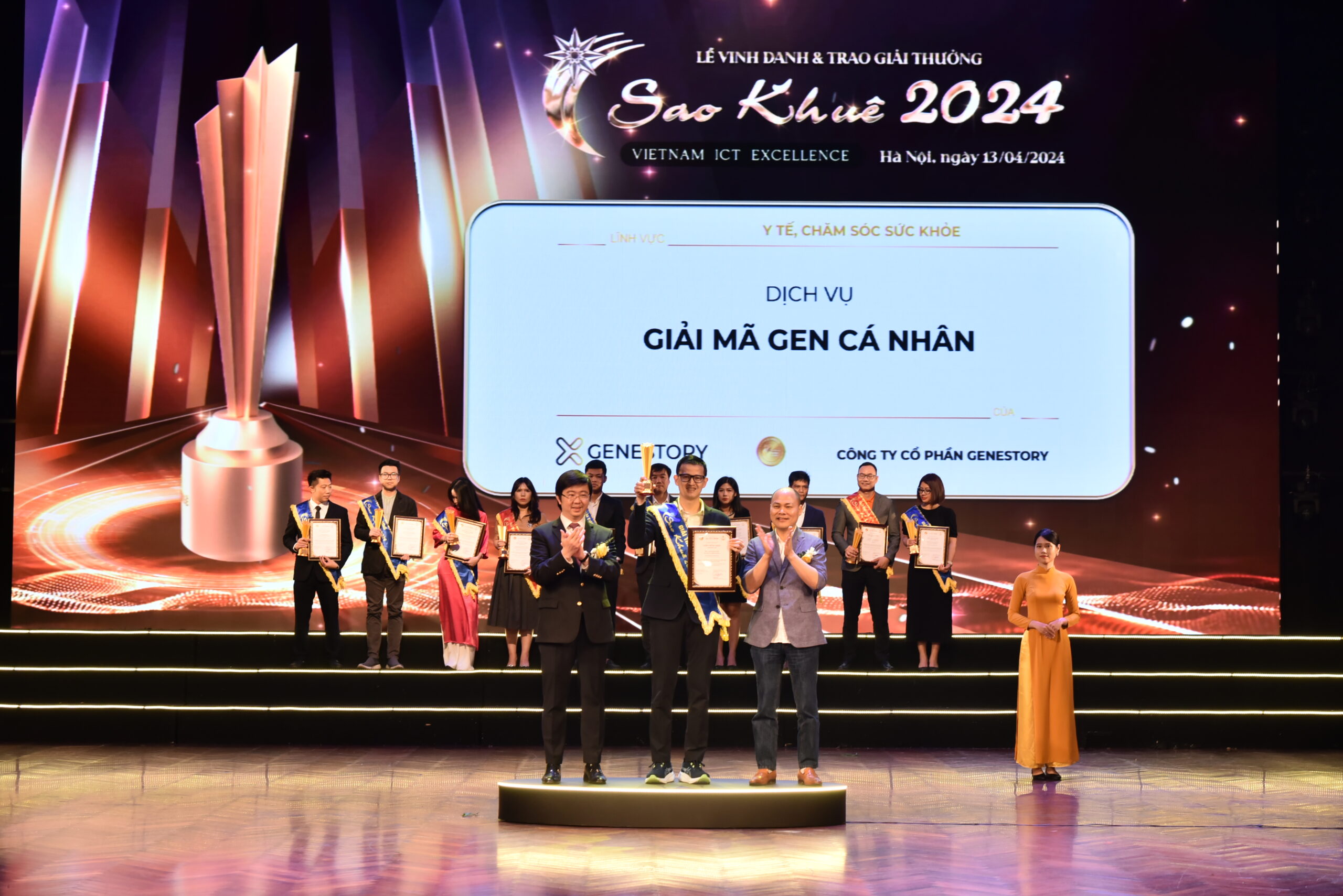 Dai dien GeneStory nhan giai thuong Sao Khue 2024